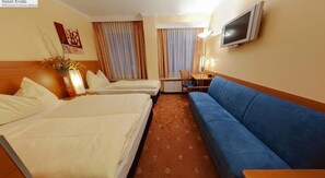 In-room safe, desk, soundproofing, iron/ironing board - Hotel Garni Evido KG Salzburg (Salzburg)