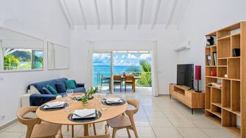 Apartment, 2 Schlafzimmer | Wohnbereich | 54-Zoll-Flachbildfernseher mit Premium-TV-Sendern, Fernseher