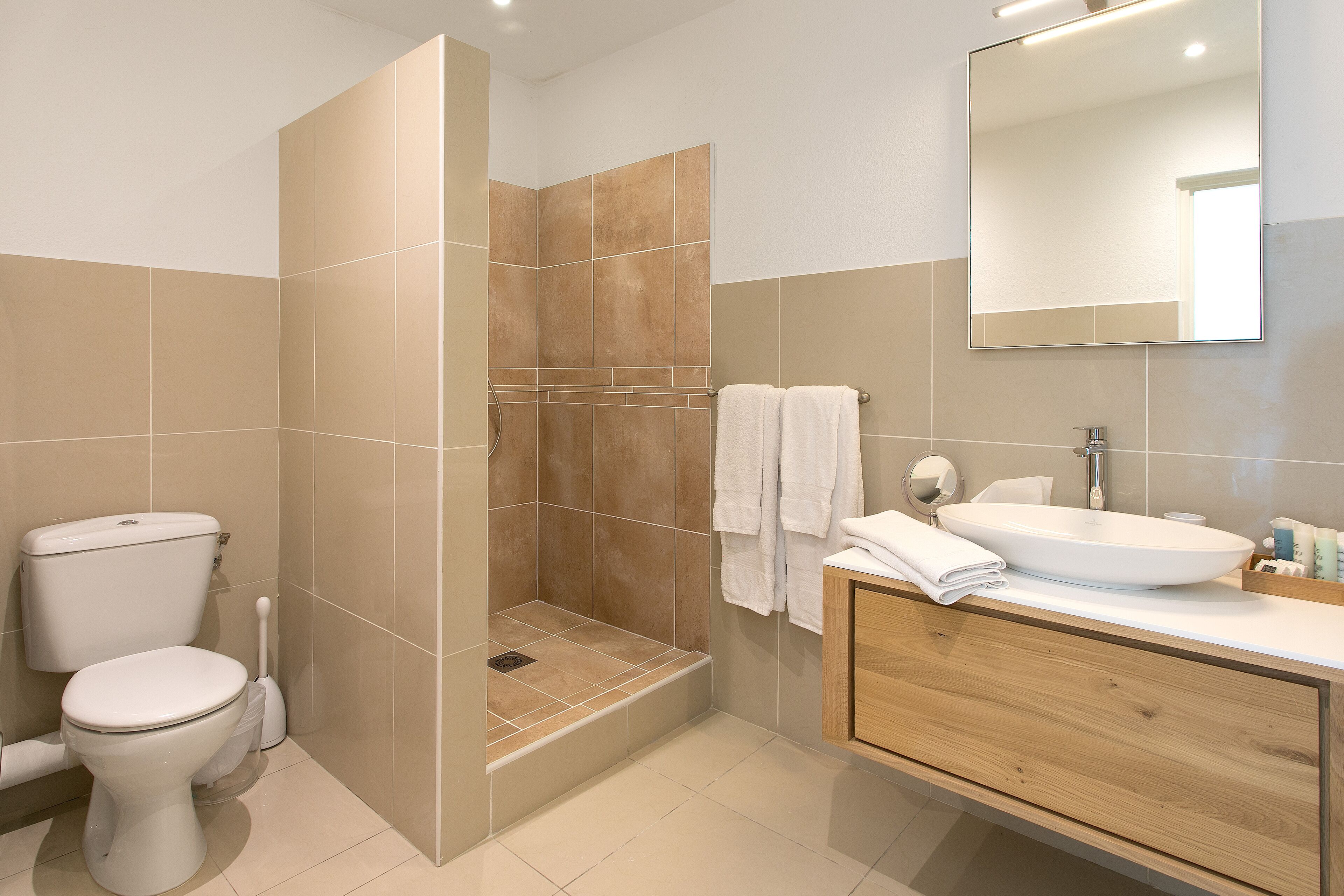 apartment, 2 bedrooms | bathroom | shower, free toiletries, hair dryer, towels