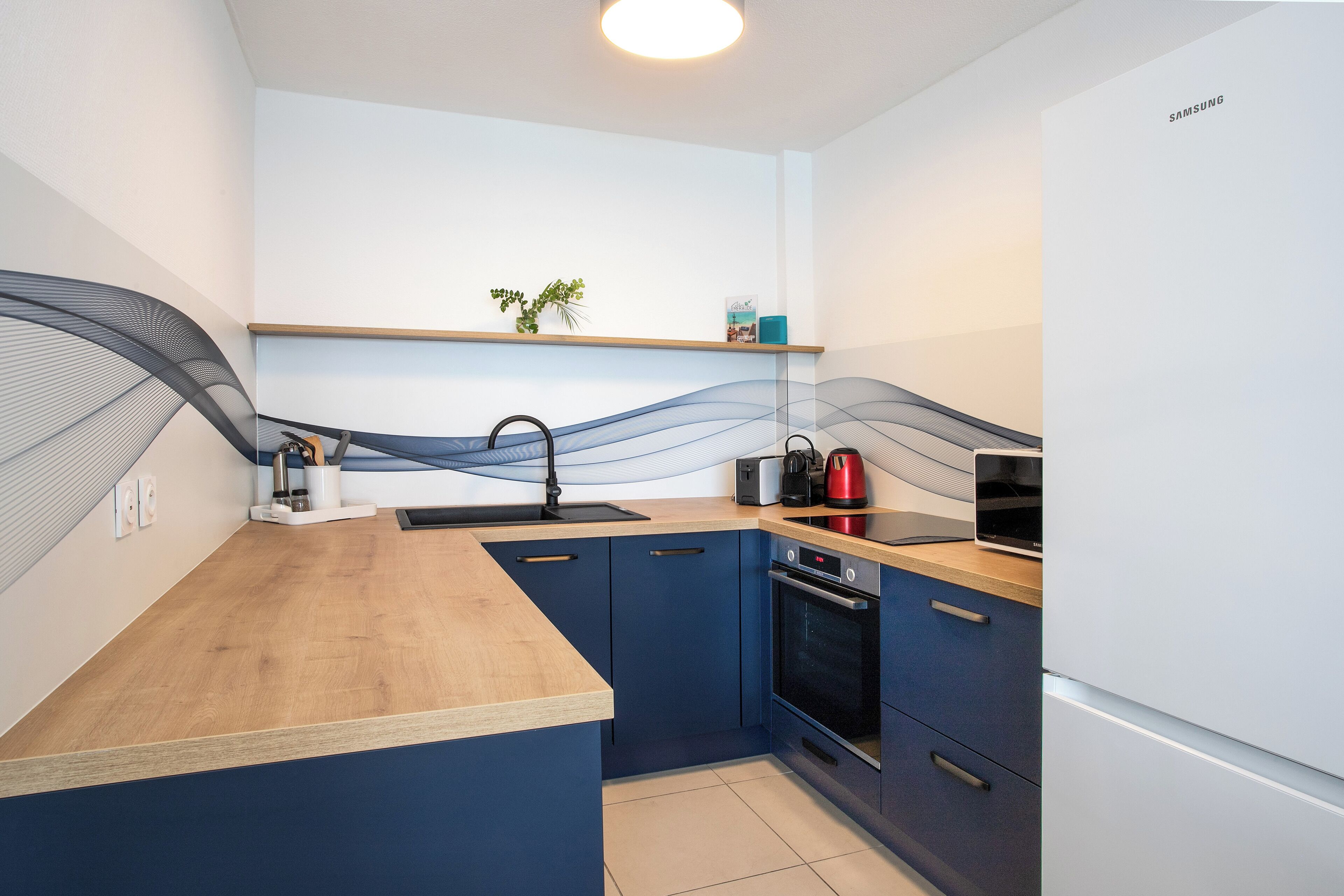 full-sized fridge, microwave, oven, stovetop