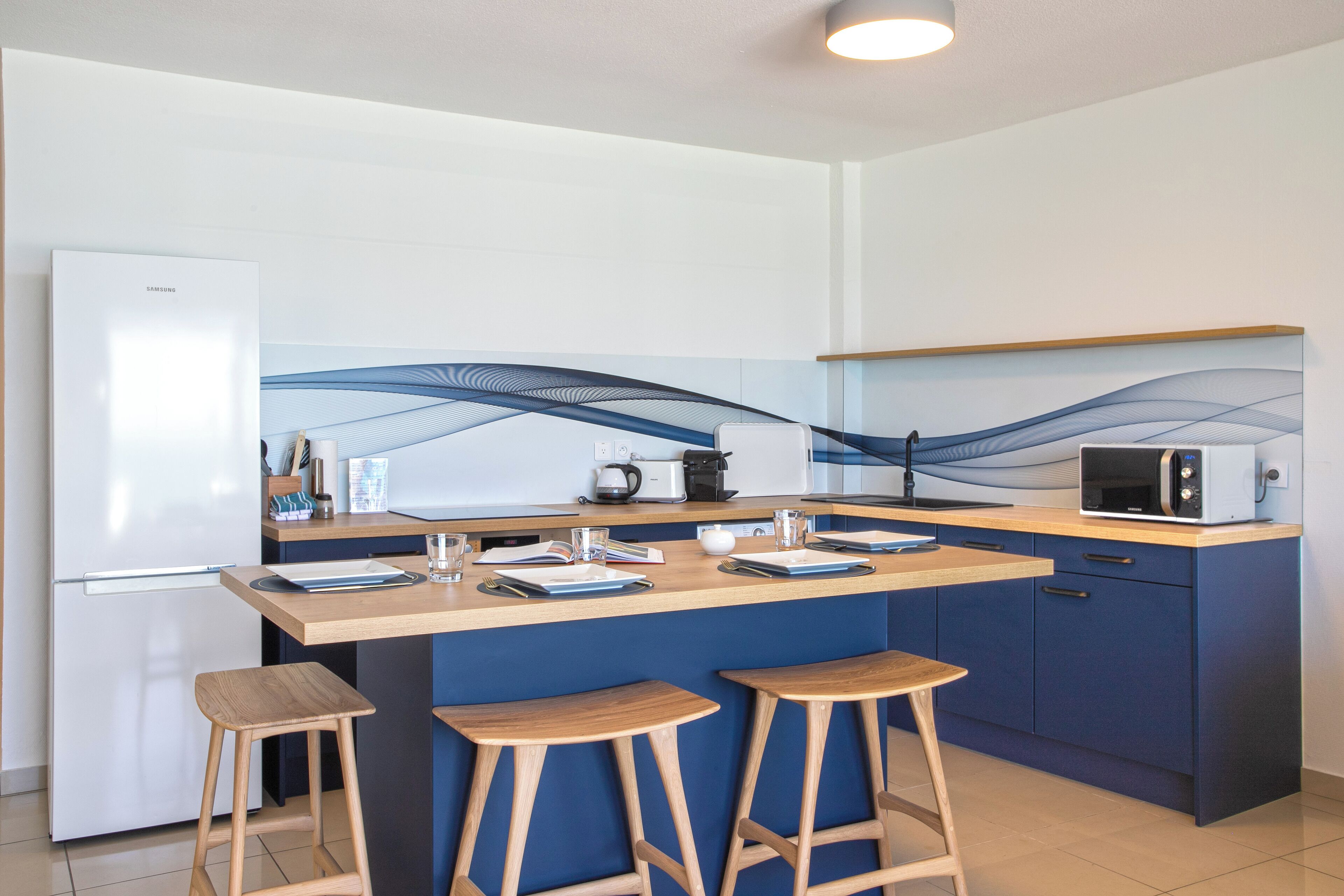 full-sized fridge, microwave, oven, stovetop