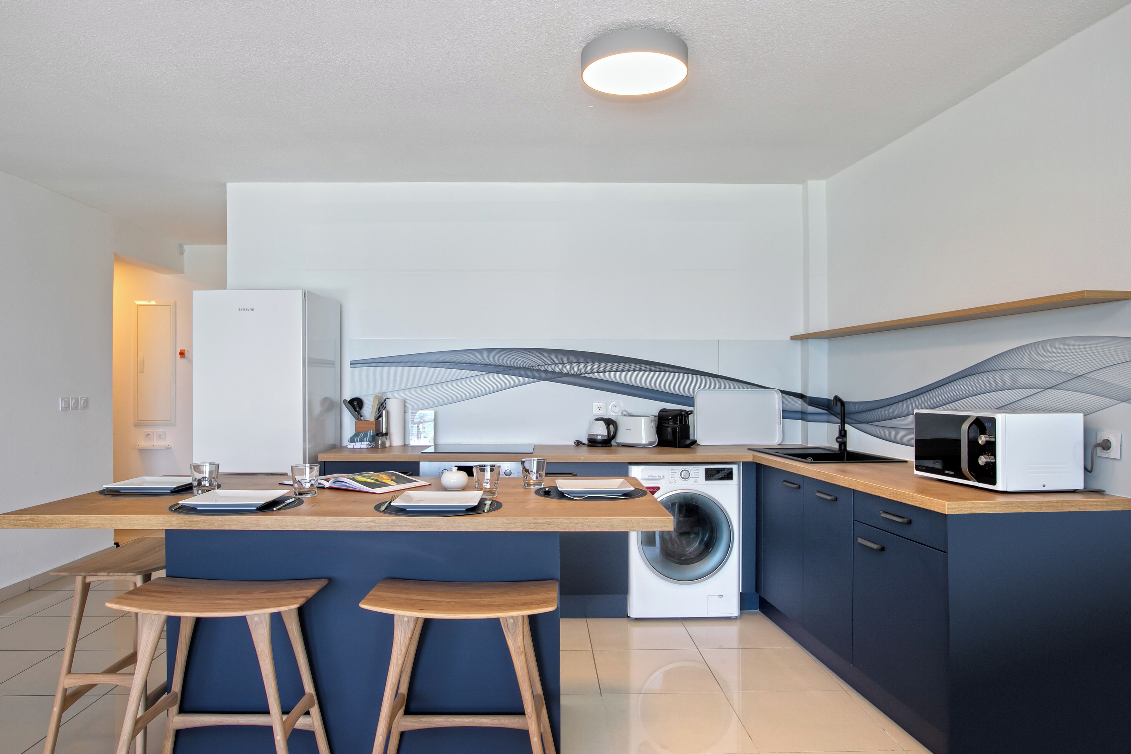 full-sized fridge, microwave, oven, stovetop