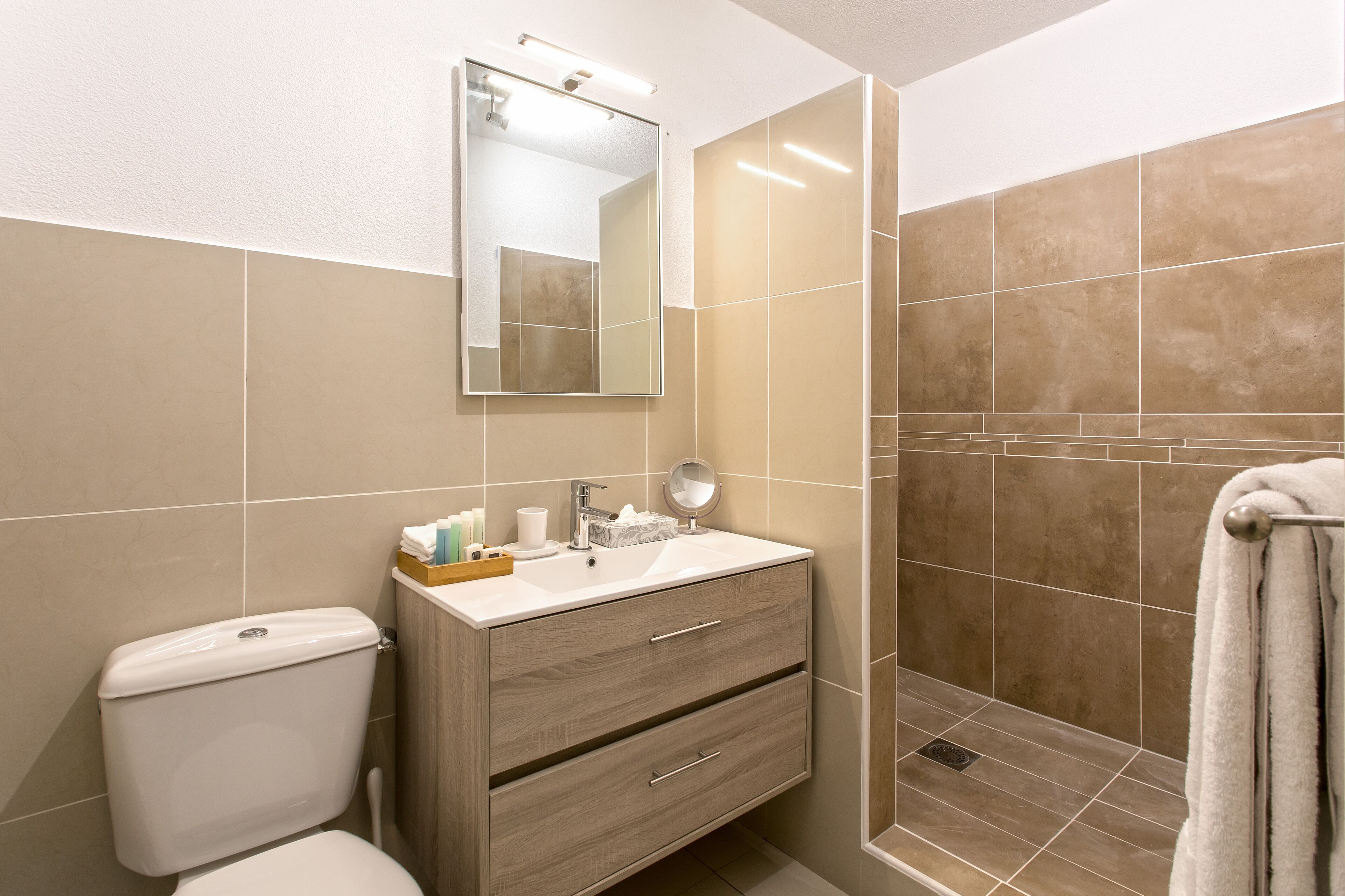 standard studio | bathroom | shower, free toiletries, hair dryer, towels