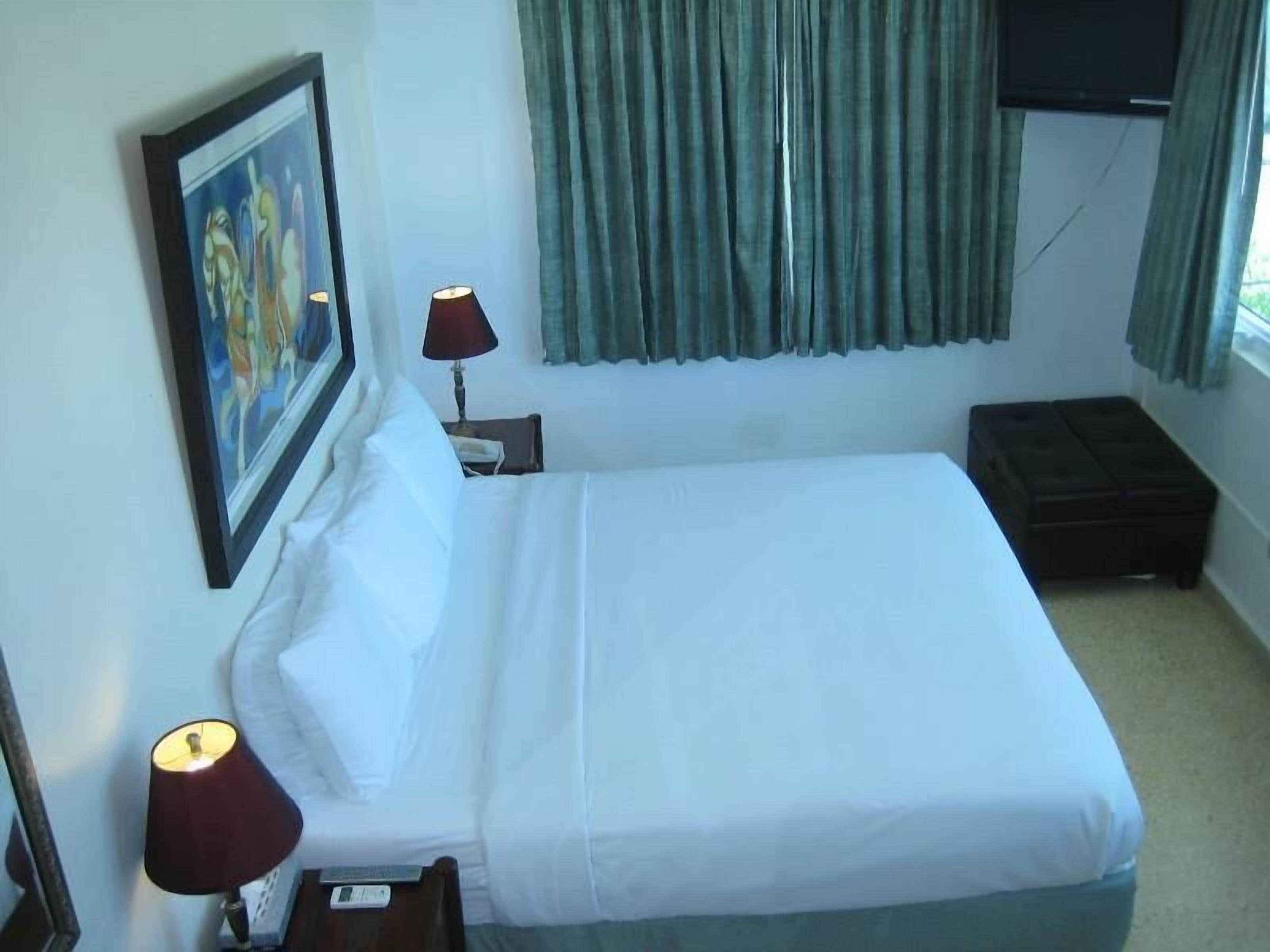 standard room, 1 queen bed | in-room safe, desk, iron/ironing board, free wifi