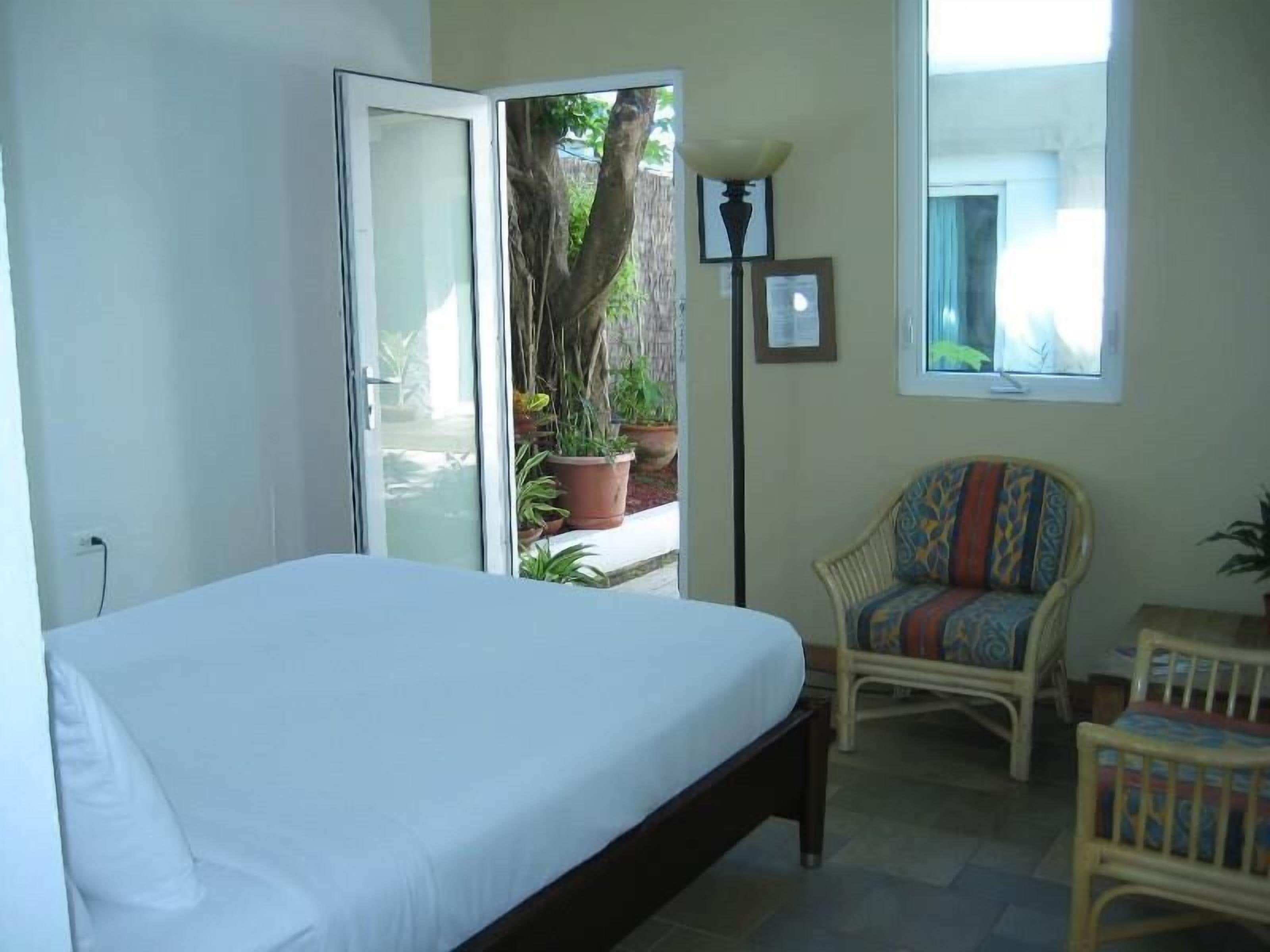 standard room, 1 queen bed | in-room safe, desk, iron/ironing board, free wifi