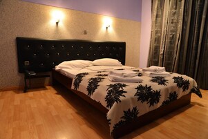 Minibar, sistema de insonorización, tabla de planchar con plancha