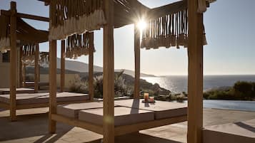 Casa Swim Up Sunset View | 1 bedroom, in-room safe, desk, blackout curtains
