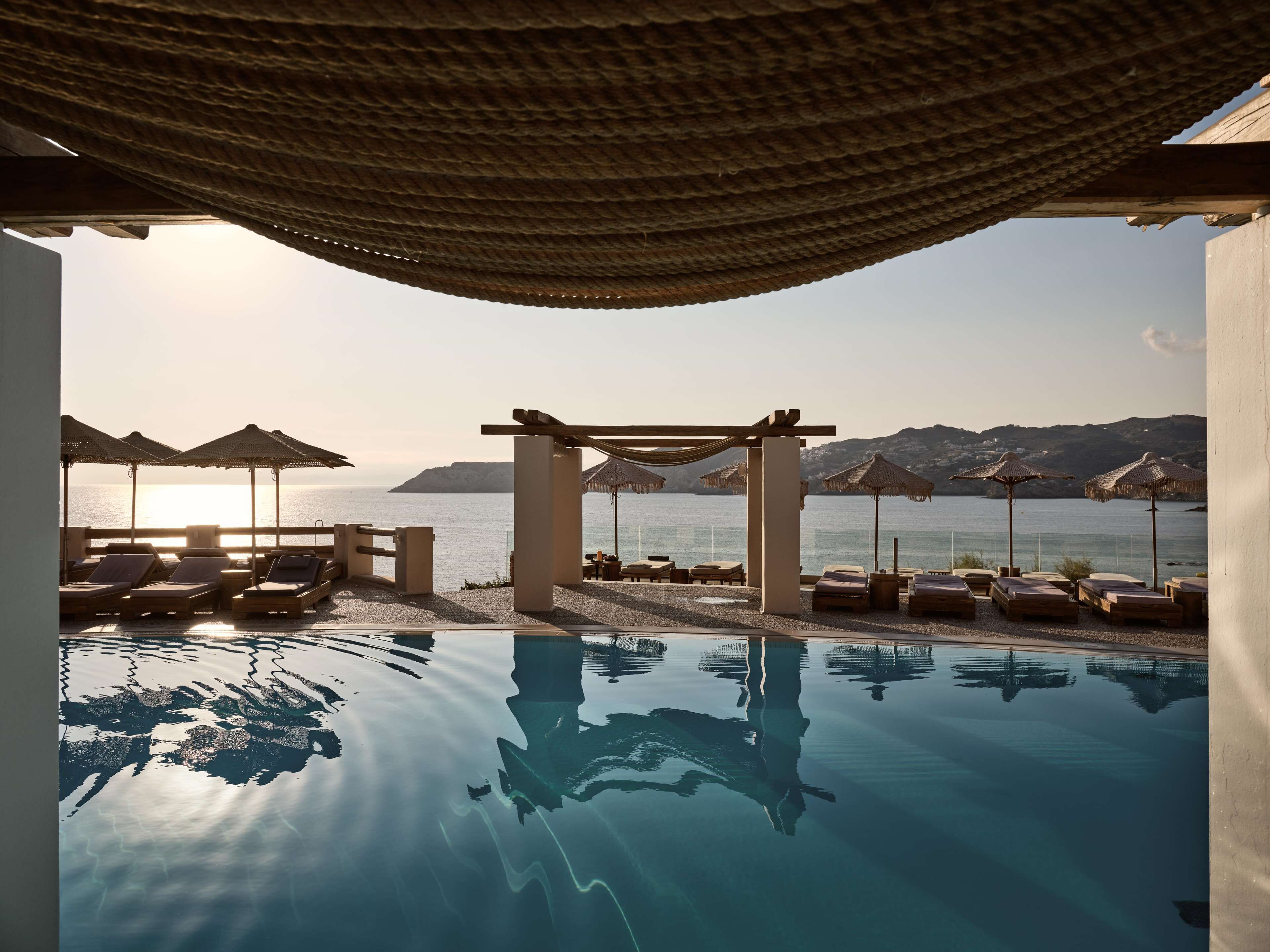 من حمّامات السباحة المغطاة، 2 من حمّامات السباحة الخارجية