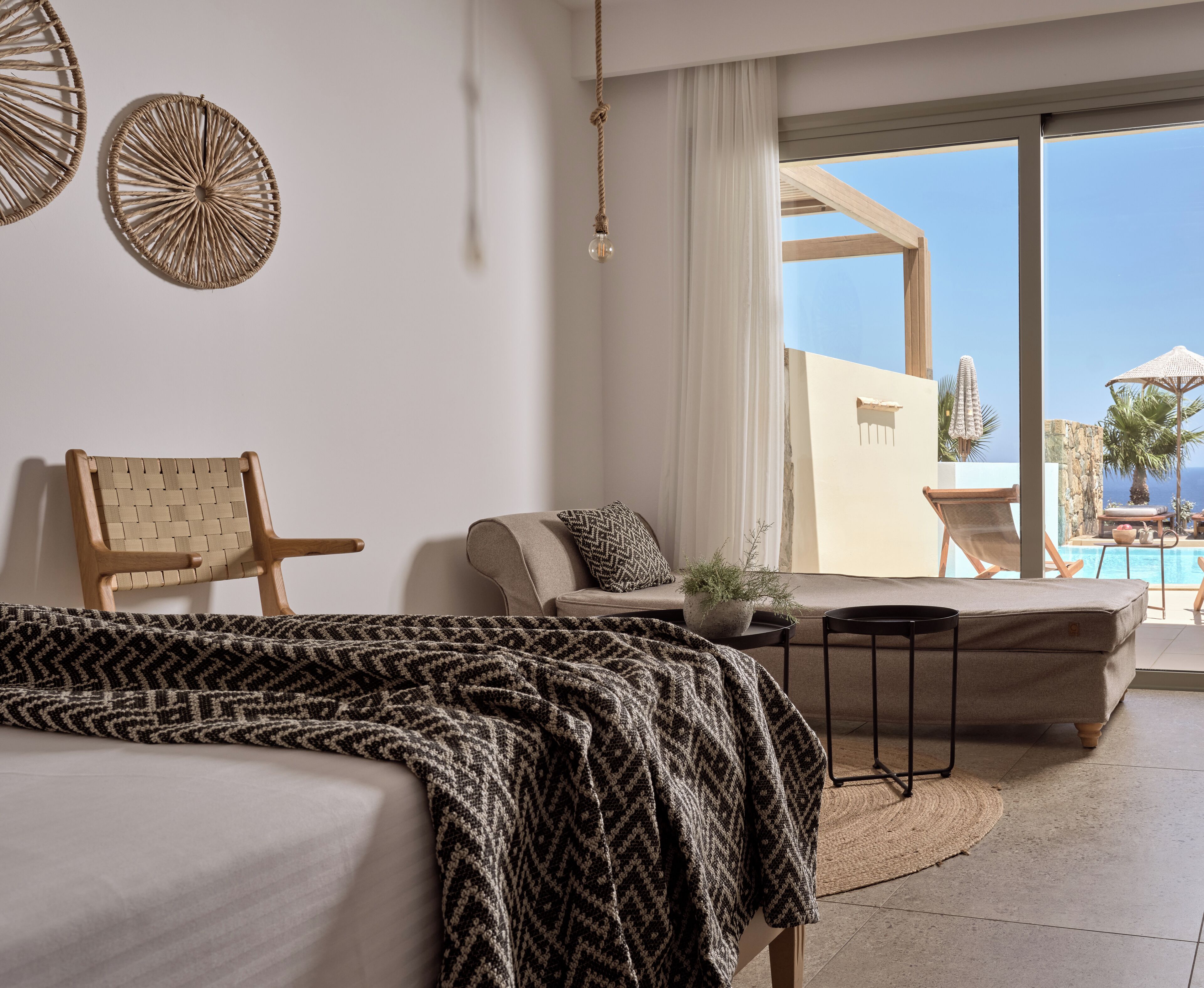 Cape Suite Independent Pool | 1 habitación, caja de seguridad en la habitación y escritorio 