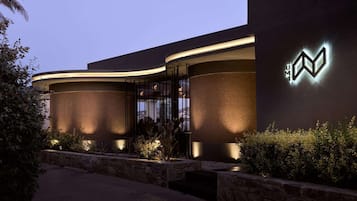 3 restaurants, breakfast, lunch, dinner served; international cuisine