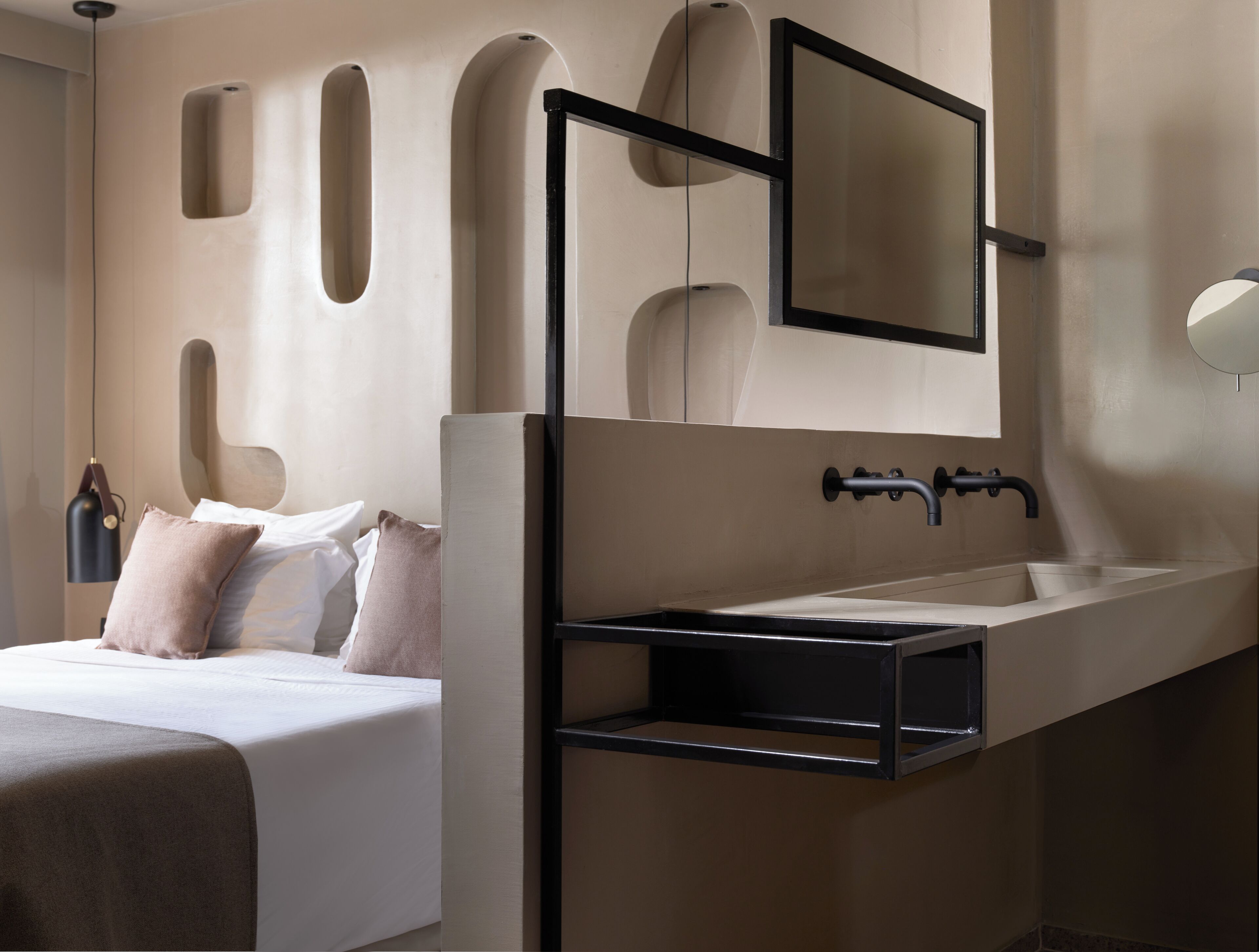 Suite junior, vista al patio | 1 habitación, caja de seguridad en la habitación y escritorio 