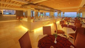 3 restaurants; breakfast, lunch, dinner, and brunch served - Le Royale Residency (Paud)