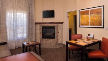 Suite, 1 Bedroom, Fireplace | Ruang tamu | 42 inci sebuah televisyen pintar dengan kabel, TV, Netflix