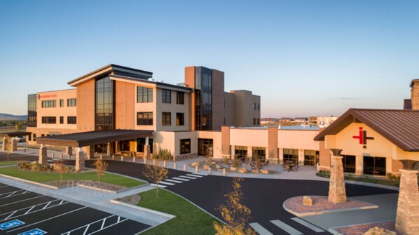 A modern medical facility with a main building and a smaller annex. - Candlewood Suites Craig-Northwest by IHG (Craig)