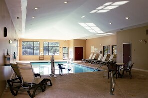 Outdoor pool - Comfort Suites (Rome)