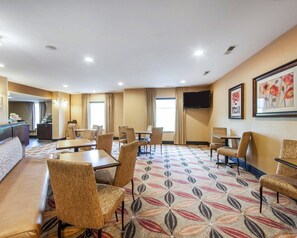 Free buffet breakfast  - Comfort Suites (Rome)