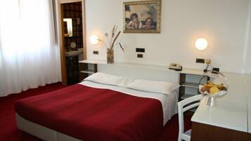 Minibar, Zimmersafe, Schreibtisch, Babybetten