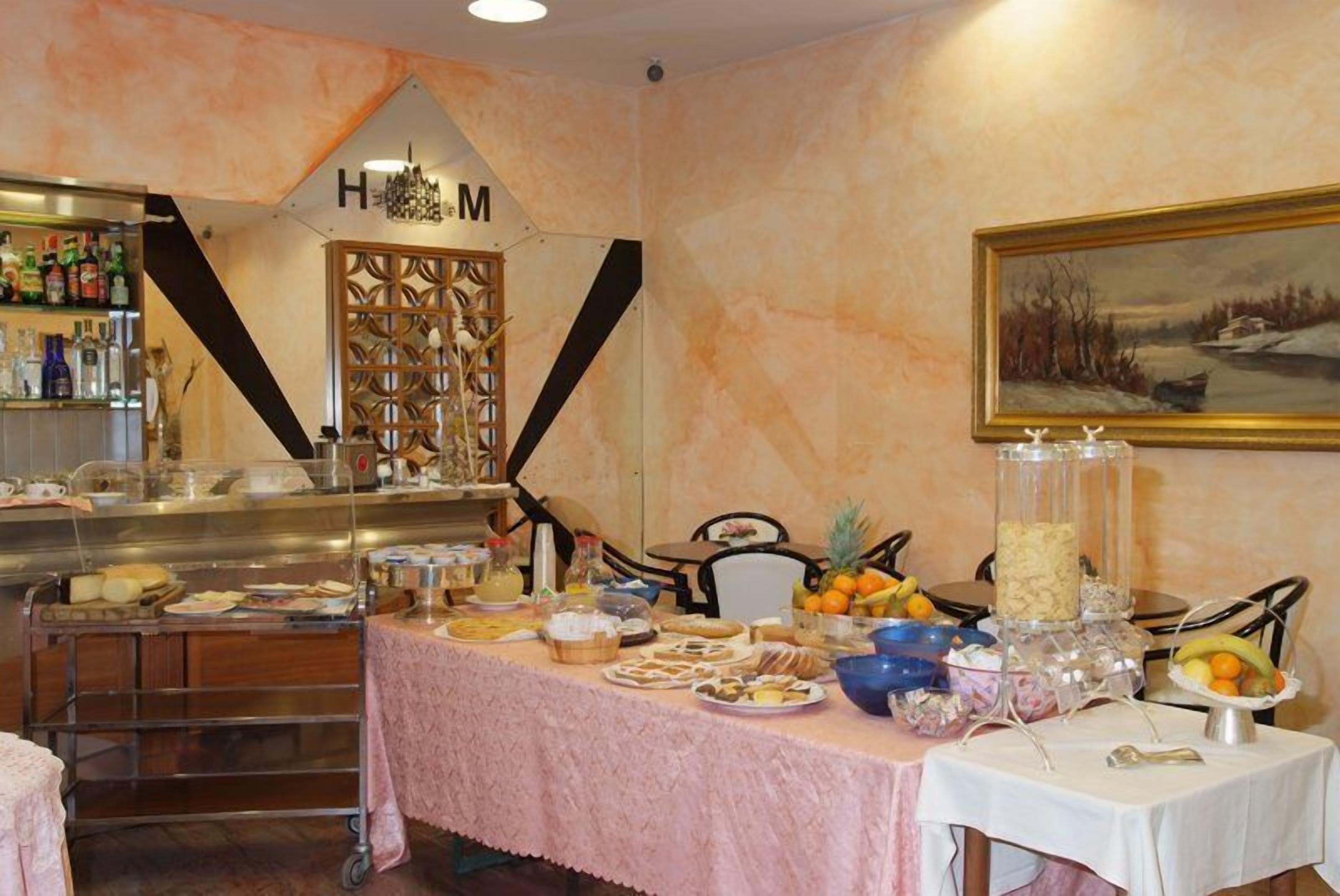 Tägliches Frühstücksbuffet (5 EUR pro Person)