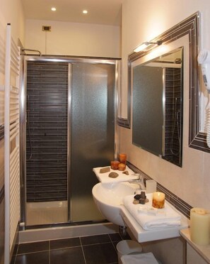Chambre Triple | Salle de bain | Sèche-cheveux, serviettes fournies