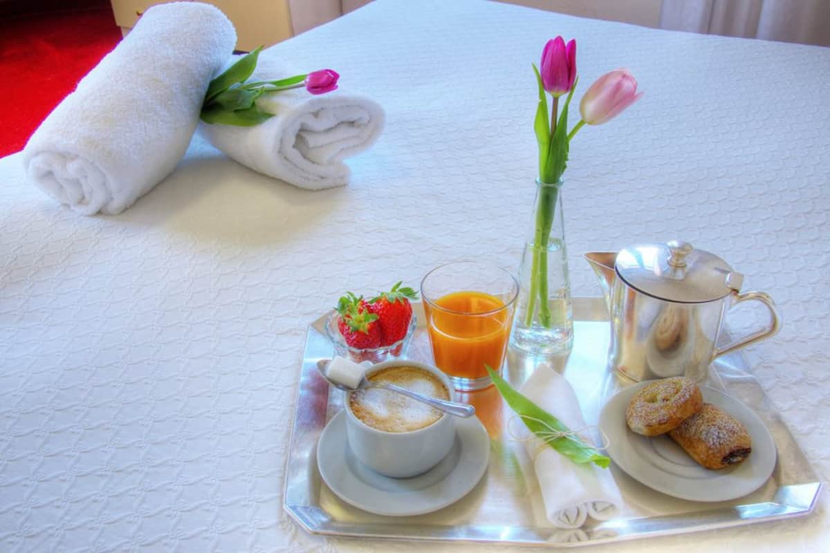 Een minibar, een kluis op de kamer, een bureau, babybedden