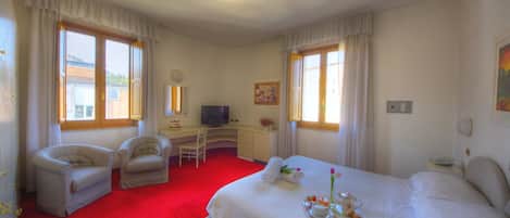 Minibar, Zimmersafe, Schreibtisch, Babybetten