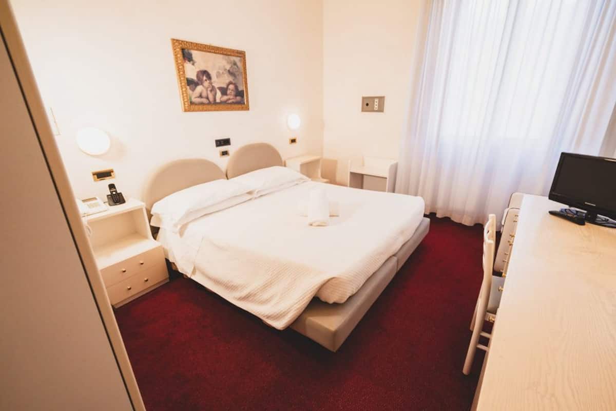 Een minibar, een kluis op de kamer, een bureau, babybedden