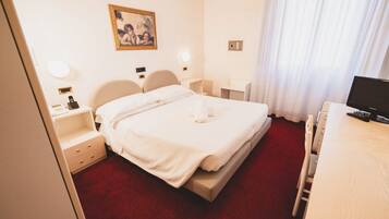 Minibar, Zimmersafe, Schreibtisch, Babybetten