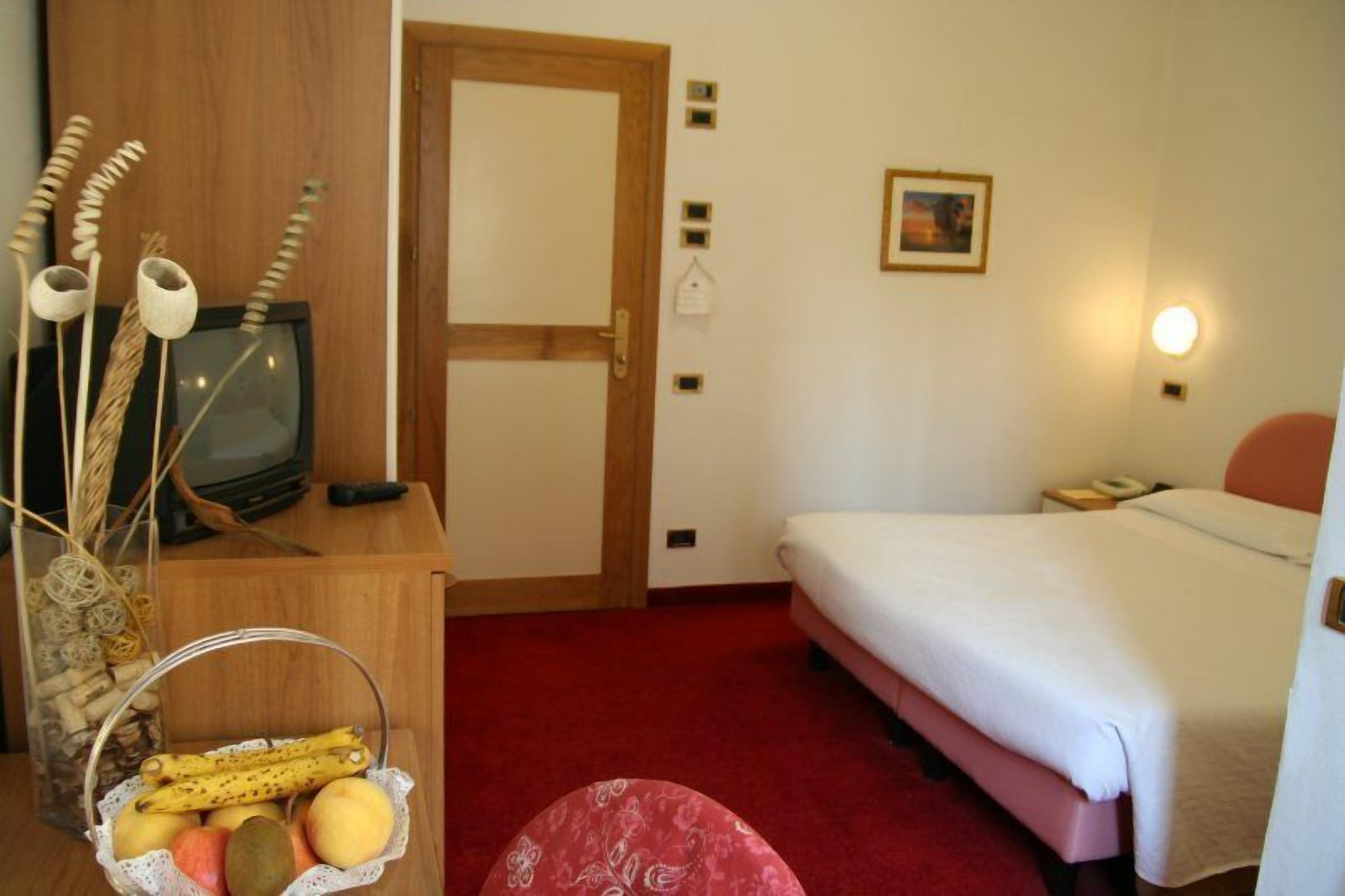 Minibar, Zimmersafe, Schreibtisch, Babybetten