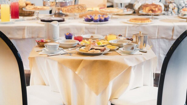 Un buffet de petit-déjeuner proposant une variété d'aliments et de boissons.