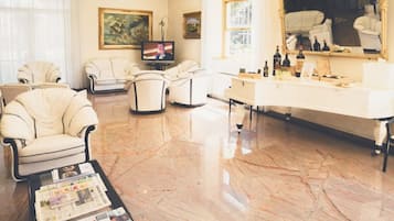 Coin salon dans le hall