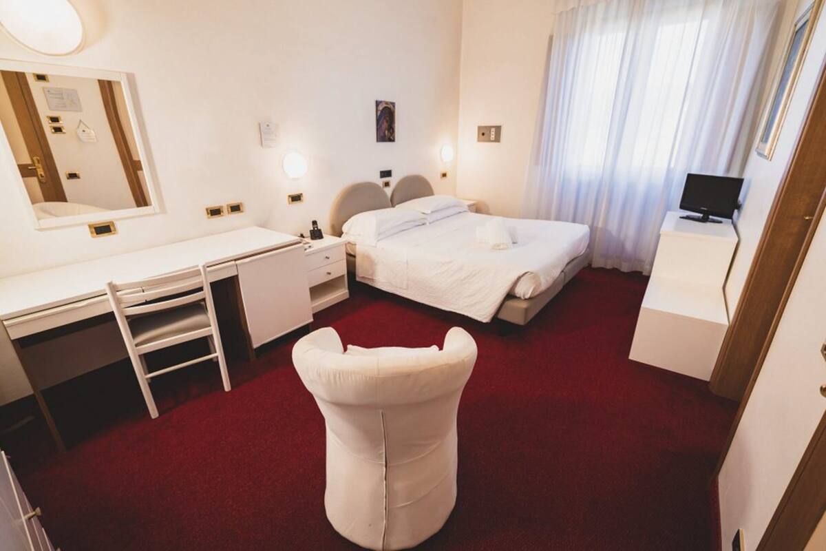 Een kluis op de kamer, een bureau, babybedden (toeslag), gratis wifi
