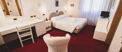 Minibar, caja de seguridad en la habitación, escritorio y cunas