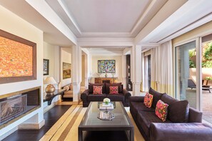 40-inch LCD TV with digital channels, TV, DVD player - Hôtel & Ryads Barrière Le Naoura (Marrakech)