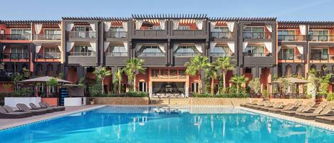 Innenpool, Außenpool, Sonnenschirme