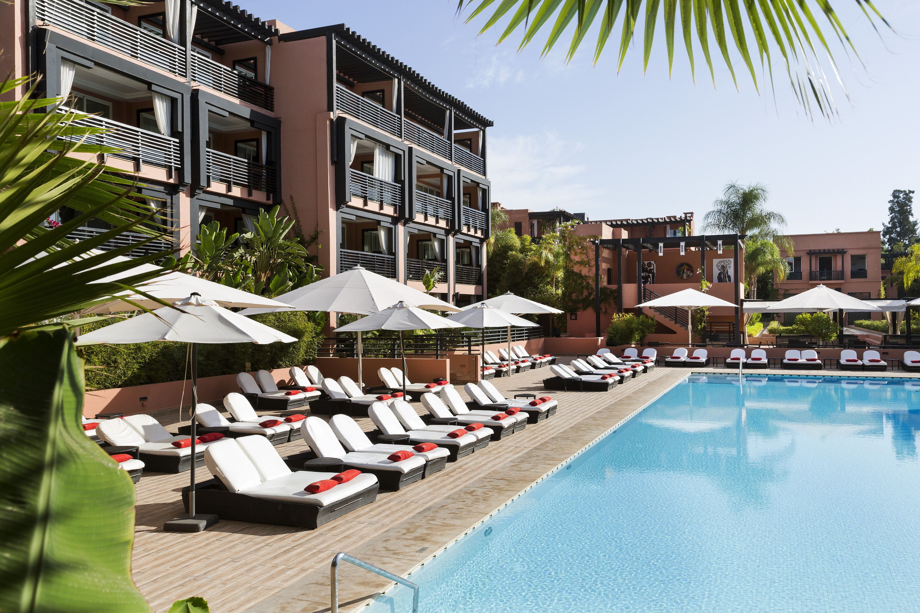 من حمّامات السباحة المغطاة، حمّام سباحة خارجي، مظلات على حمّام السباحة