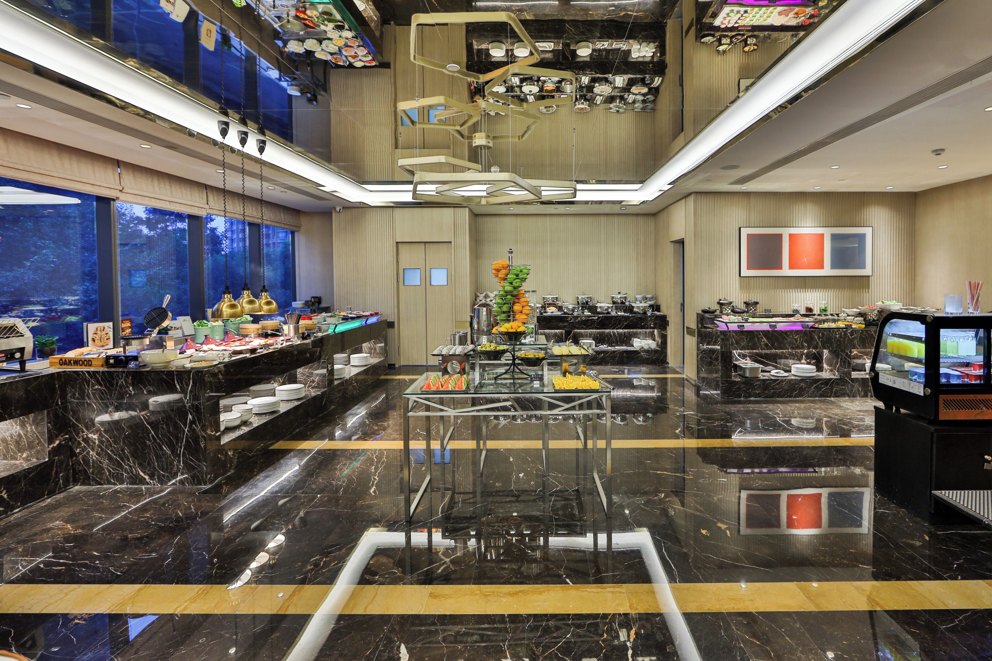 Daily buffet breakfast (CNY 124 per person)