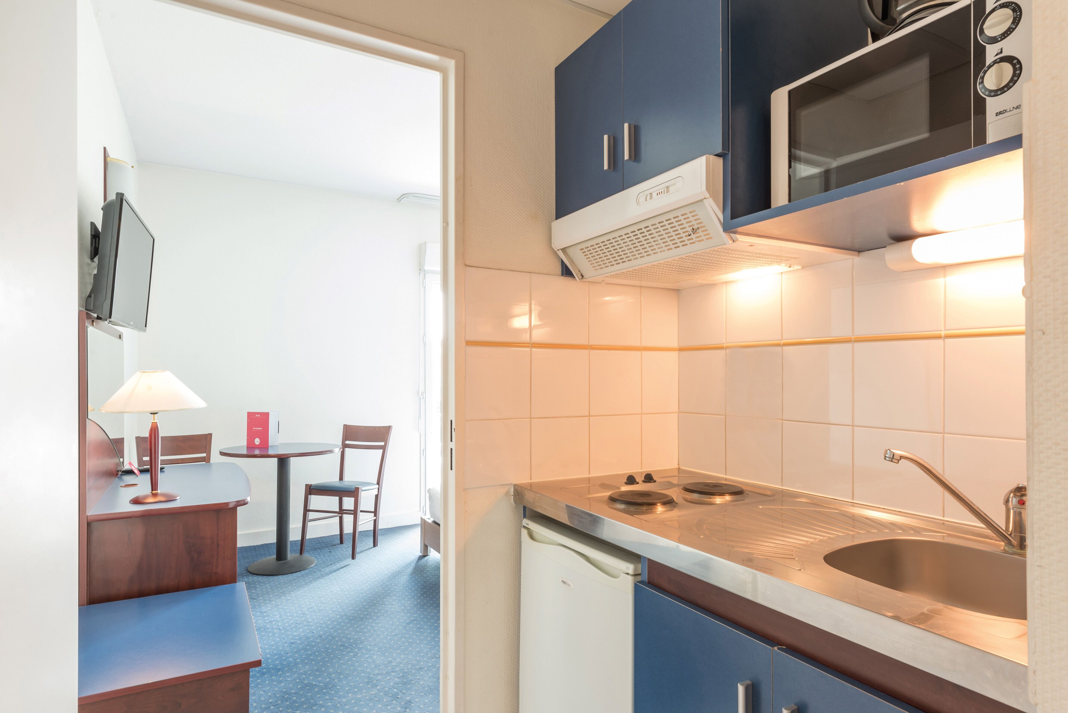 ثلاجة، ميكروويف، موقد طهي مسطح، غسالة أطباق