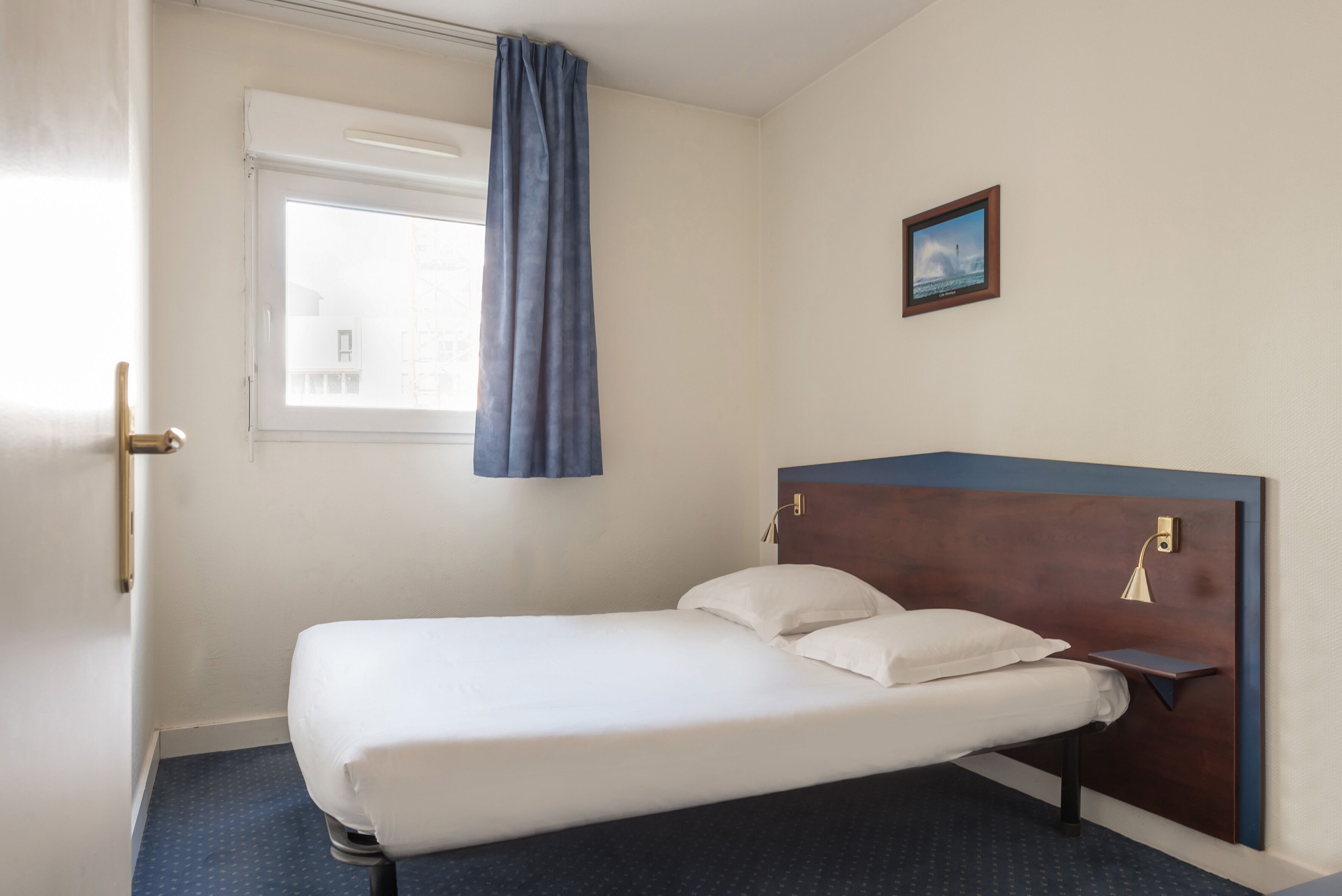 Una scrivania, ferro/asse da stiro, culle/letti per bambini (gratuiti)