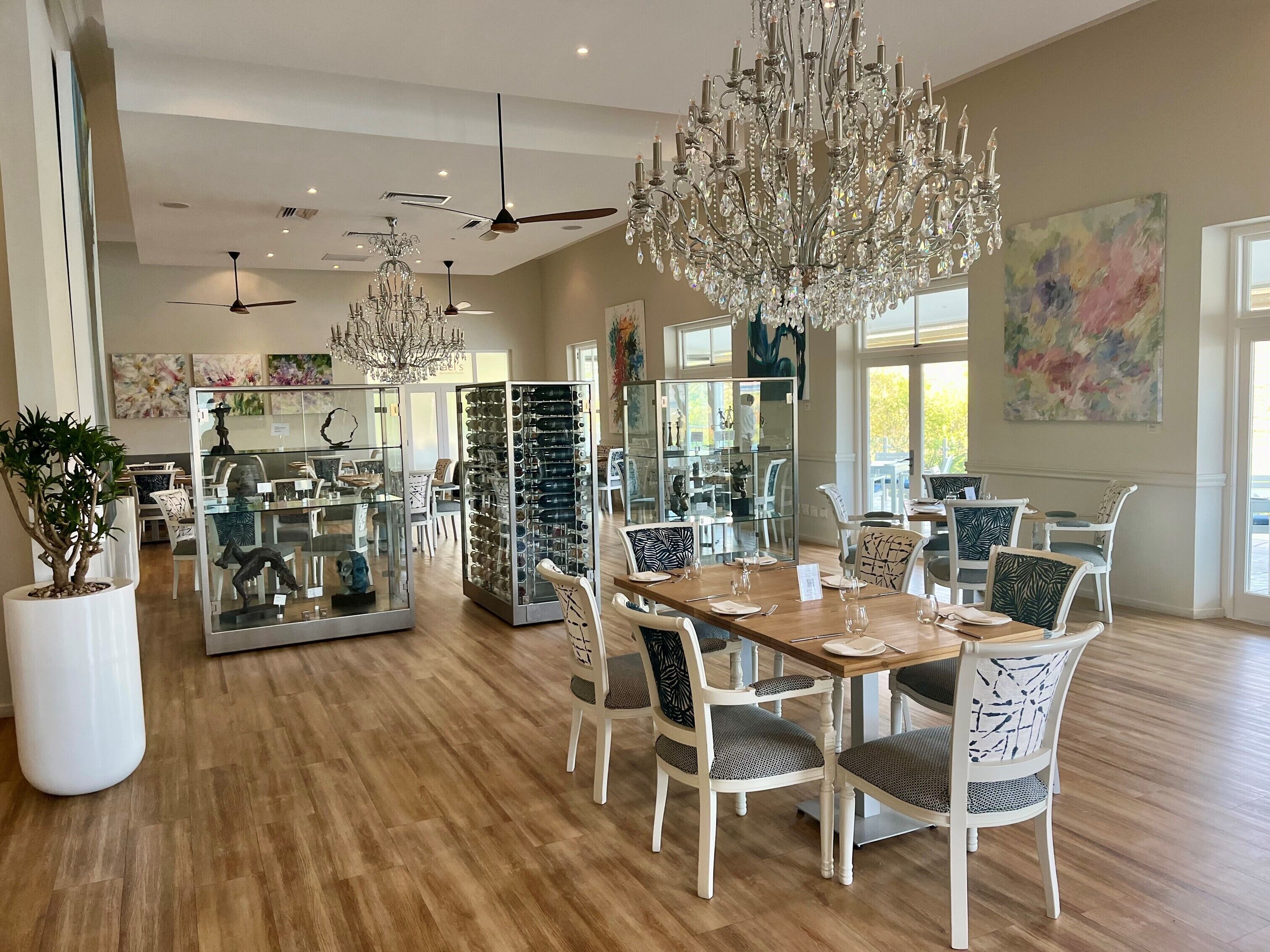 2 restaurants, lunch, dinner served; local cuisine