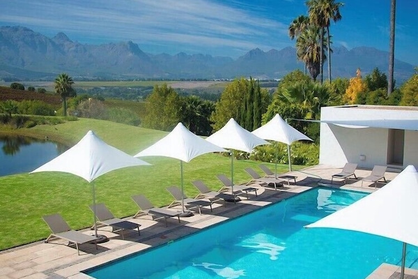 Udendørs pool, parasoller, liggestole