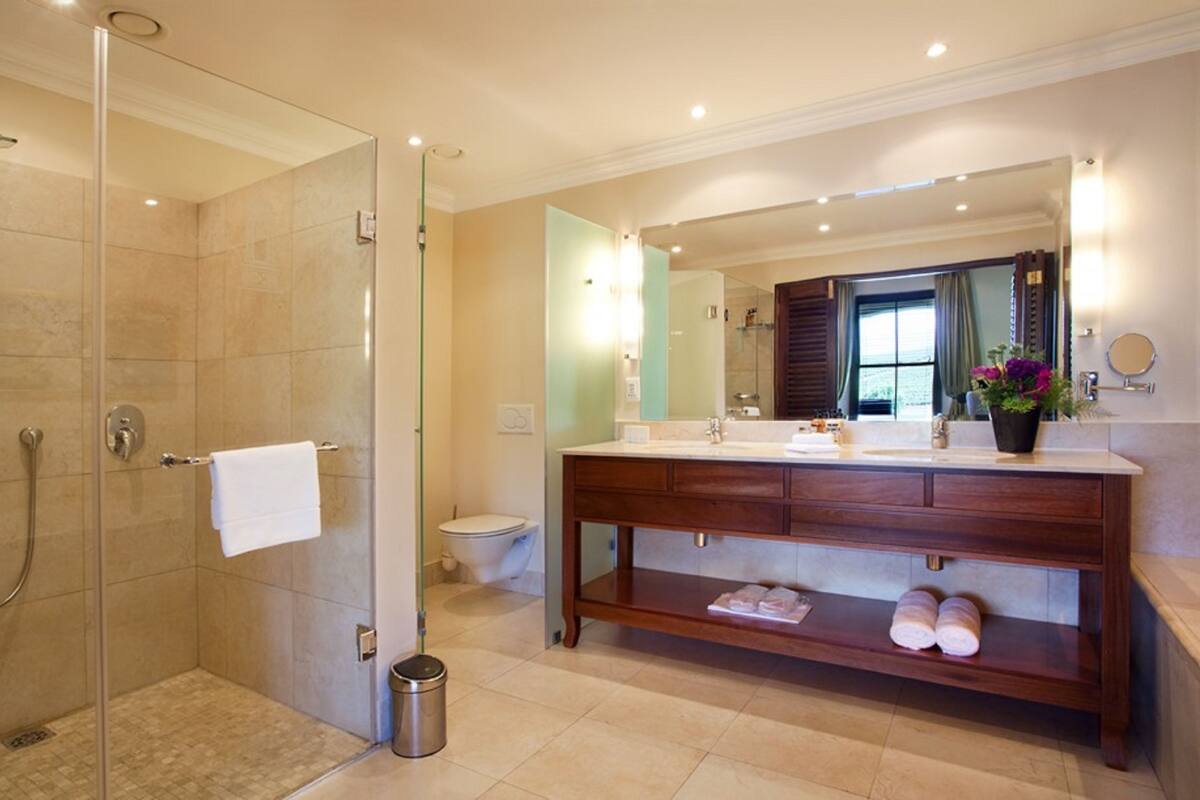 Standard Room | In-room safe, desk, blackout curtains, iron/ironing board
