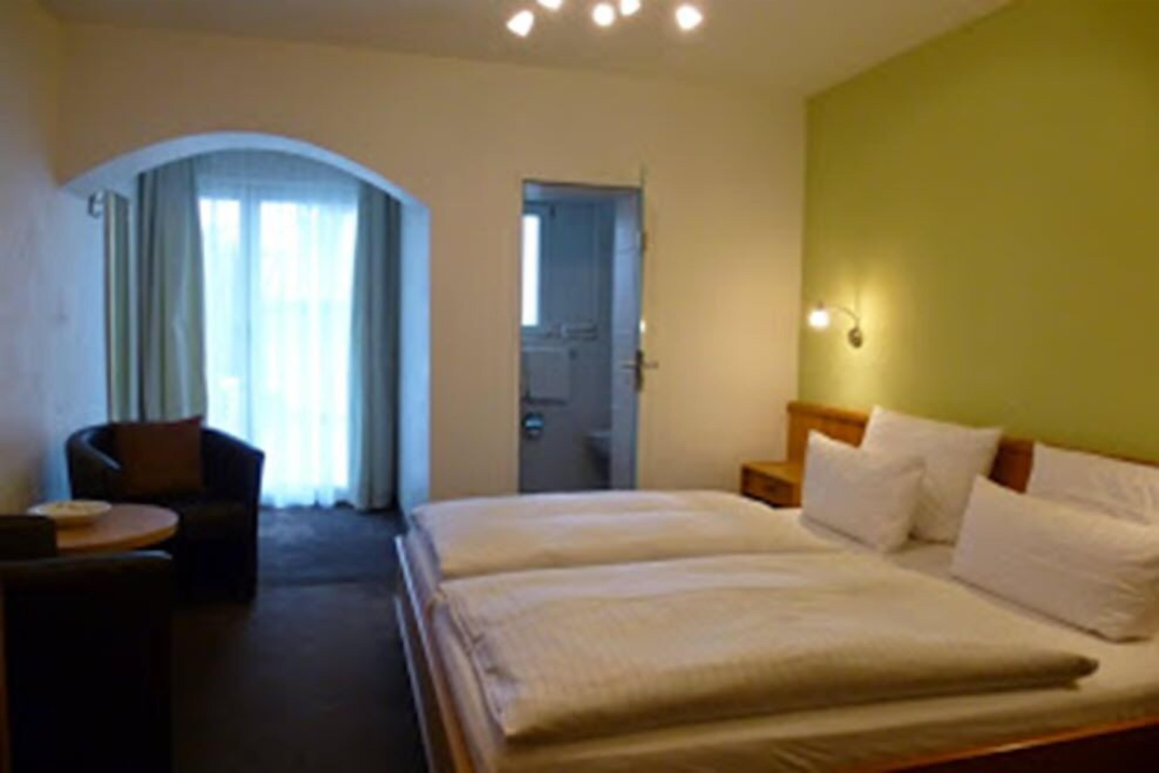 basic double room | soundproofing, free wifi, bed sheets