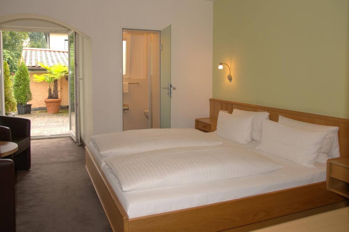 soundproofing, free wifi, bed sheets