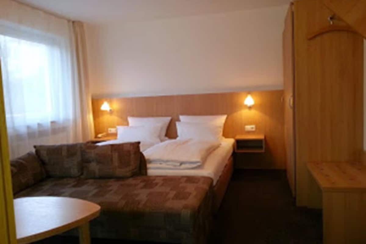 comfort double or twin room | soundproofing, free wifi, bed sheets