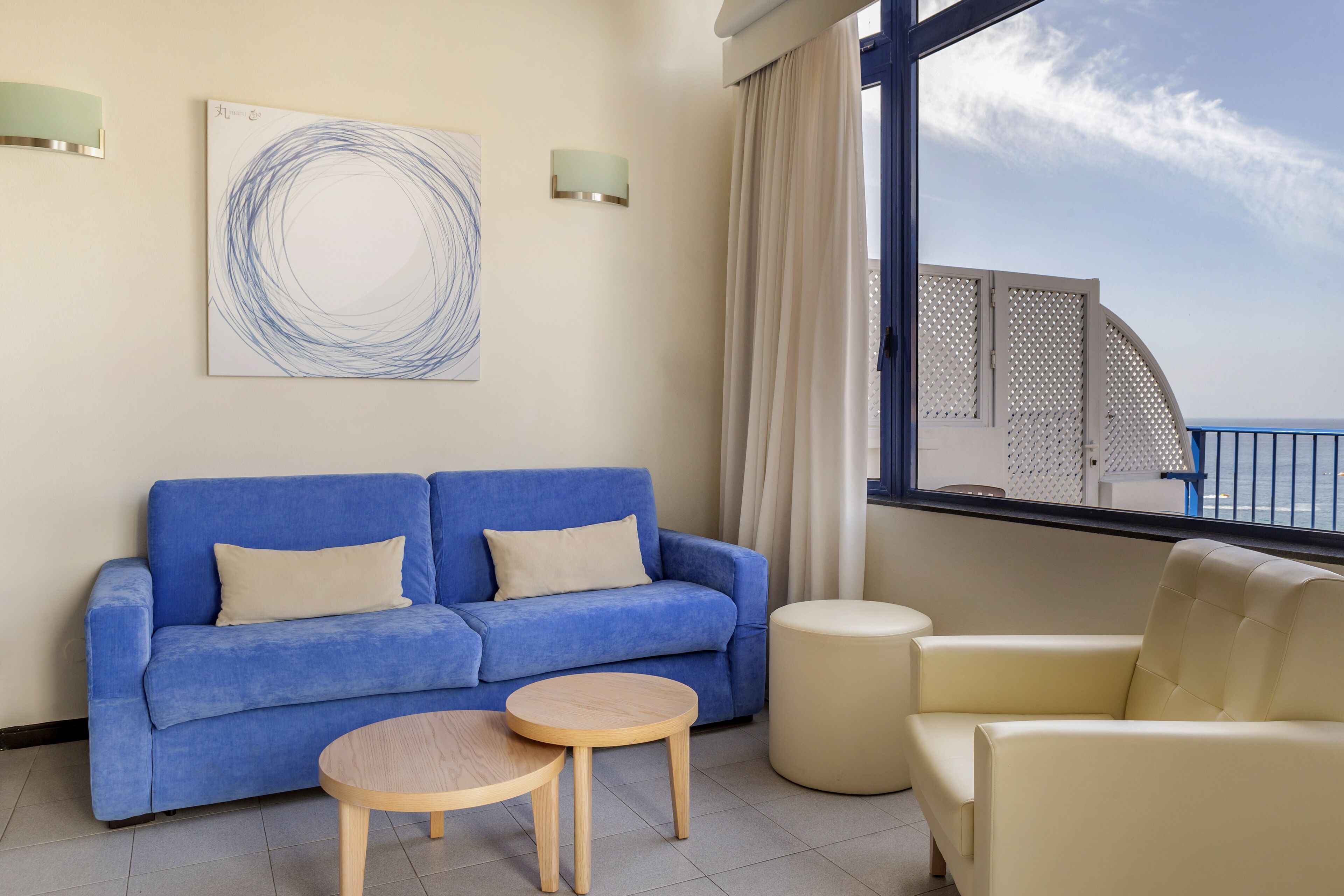 Apartamento, 2 habitaciones | Zona de estar | Televisión de pantalla plana de 32 pulgadas con canales por satélite