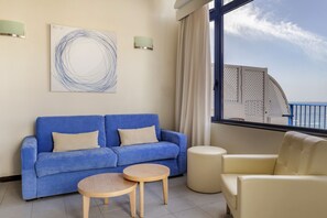 Leilighet, 2 soverom | Oppholdsområde | En 32-tommers Flatskjerm-TV med Parabol-TV samt TV og bordtennis