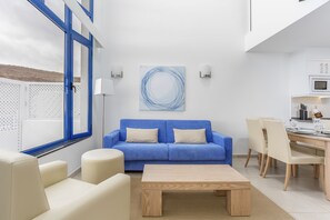 Leilighet, 2 soverom | Oppholdsområde | En 32-tommers Flatskjerm-TV med Parabol-TV samt TV og bordtennis