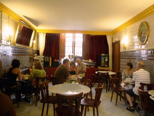 Daily continental breakfast (EUR 7.50 per person)