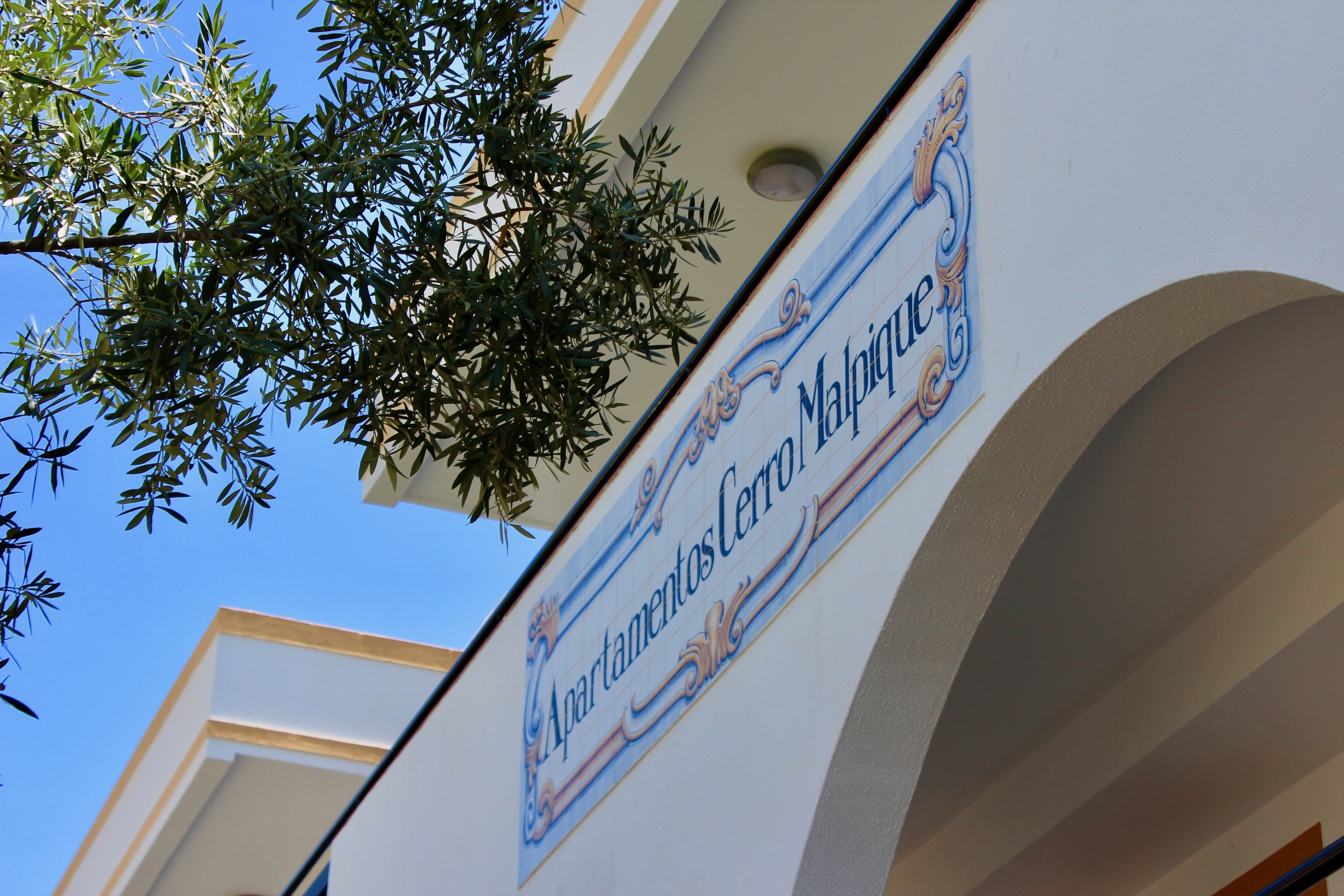 Un immeuble sur lequel on peut lire l’inscription « Apartamentos Cerritos Malique ».