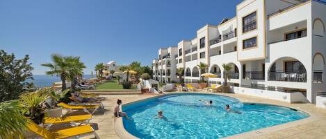 Piscine extérieure (ouverte en saison), chaises longues